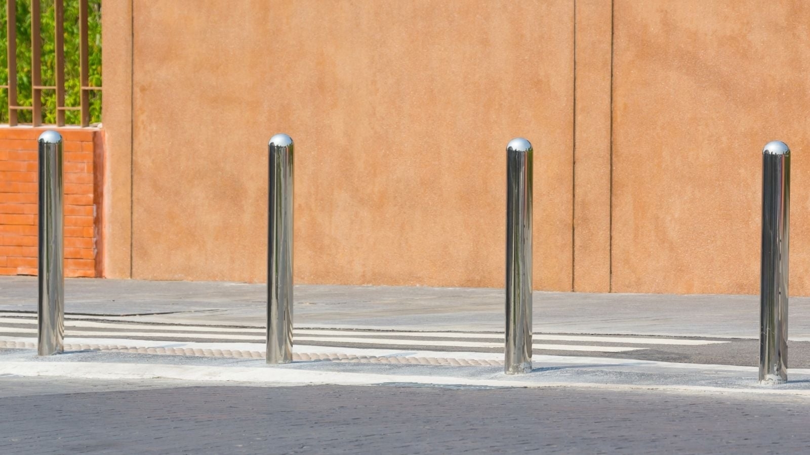 Shelter store stainless steel bollard